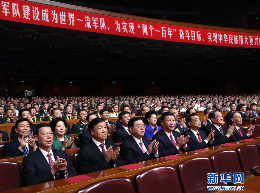 7月28日，慶祝中國人民解放軍建軍90周年文藝晚會《在黨的旗幟下》在北京人民大會堂舉行。中共中央總書記、國家主席、中央軍委主席習(xí)近平和李克強、張德江、俞正聲、劉云山、王岐山、張高麗等黨和國家領(lǐng)導(dǎo)人，與首都3000多名各界群眾一起觀看演出。新華社記者 馬占成 攝