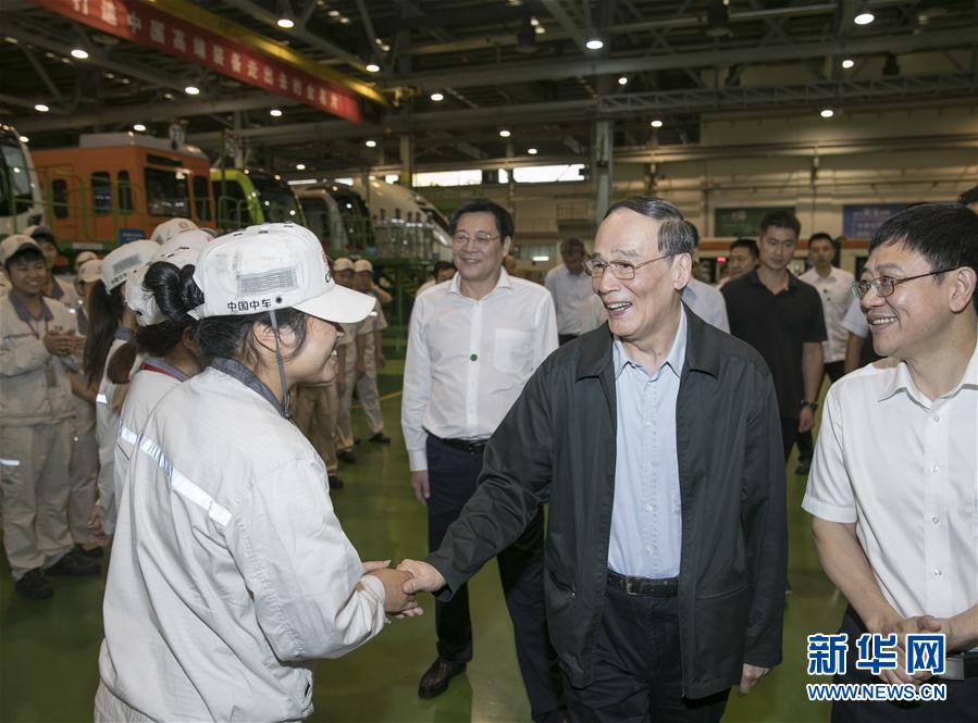 9月3日至5日，中共中央政治局常委、中央紀(jì)委書記、中央巡視工作領(lǐng)導(dǎo)小組組長王岐山在湖南省調(diào)研并主持召開巡察工作座談會。這是9月4日，王岐山到中國中車株洲電力機(jī)車有限公司考察。新華社記者 王曄 攝
