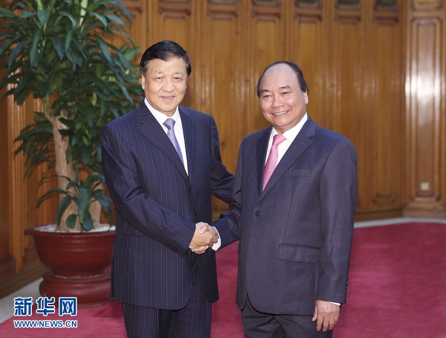 應越南共產(chǎn)黨邀請，中共中央政治局常委、中央書記處書記劉云山9月18日至19日對越南進行正式訪問。這是9月19日，劉云山在河內(nèi)會見越南總理阮春福。 新華社記者 丁林 攝