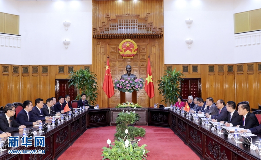 應越南共產(chǎn)黨邀請，中共中央政治局常委、中央書記處書記劉云山9月18日至19日對越南進行正式訪問。這是9月19日，劉云山在河內(nèi)會見越南總理阮春福。 新華社記者 丁林 攝