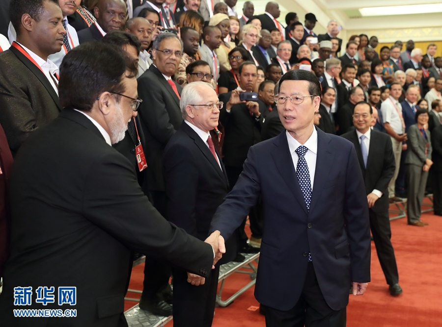 9月21日，中共中央政治局常委、國務院副總理張高麗在北京人民大會堂會見來華參加2017“一帶一路”媒體合作論壇的外方代表并回答大家關心的問題。新華社記者王曄攝 