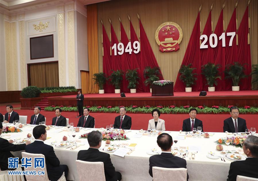 9月28日，全國(guó)政協(xié)辦公廳、中共中央統(tǒng)戰(zhàn)部、國(guó)務(wù)院僑辦、國(guó)務(wù)院港澳辦、國(guó)務(wù)院臺(tái)辦在北京人民大會(huì)堂聯(lián)合舉行國(guó)慶招待會(huì)。中共中央政治局常委、全國(guó)政協(xié)主席俞正聲與2800多名港澳臺(tái)僑各界代表歡聚一堂，慶祝中華人民共和國(guó)成立68周年。這是俞正聲在招待會(huì)上致辭。新華社記者 龐興雷 攝