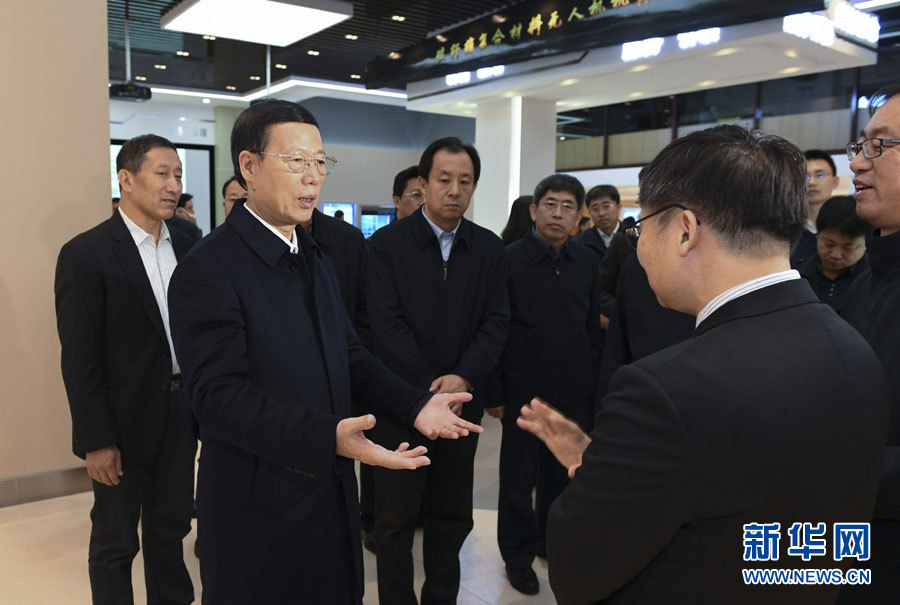 11月14日至15日，國務院副總理張高麗在黑龍江調研。這是11月14日，張高麗到黑龍江工業(yè)技術研究院成果展示中心，了解產學研結合推動創(chuàng)新發(fā)展情況。 新華社記者 高潔 攝