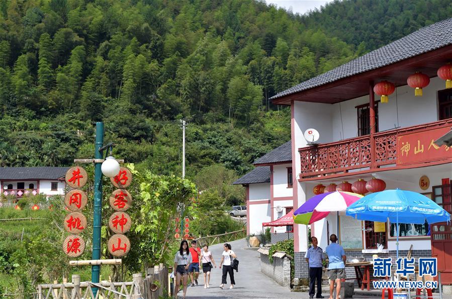 (新華全媒頭條·圖文互動(dòng))(5)開啟新征程 譜寫新史詩——以習(xí)近平同志為核心的黨中央引領(lǐng)中國(guó)特色社會(huì)主義進(jìn)入新時(shí)代