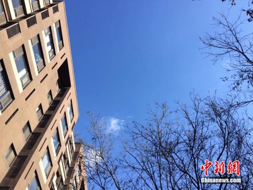 2017年12月7日，北京空氣質(zhì)量較好，圖為北京豐臺(tái)區(qū)某小區(qū)拍到的藍(lán)天。<a target='_blank'  >中新網(wǎng)</a> 邱宇 攝