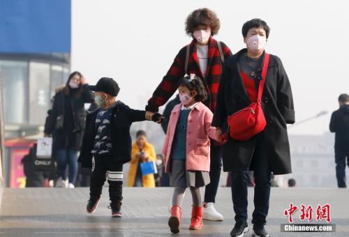 2016年12月19日，北京被霧霾籠罩，民眾戴防霧霾口罩出行。 <a target='_blank' >中新社</a>記者 杜洋 攝