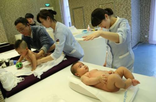 資料圖片：1月30日，母嬰家庭保健師在上海一家月子會(huì)所內(nèi)護(hù)理嬰兒。新華社記者 裴鑫 攝