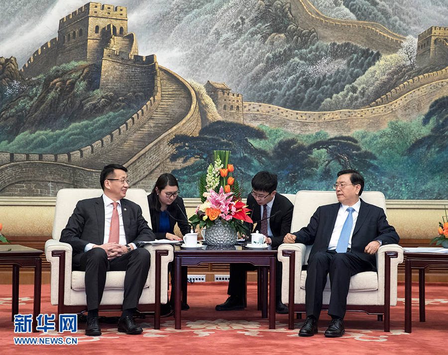 2月6日，全國人大常委會(huì)委員長張德江在北京人民大會(huì)堂會(huì)見出席中蒙議會(huì)定期交流機(jī)制會(huì)議的蒙古國家大呼拉爾副主席恩赫阿木格楞。新華社記者王曄 攝