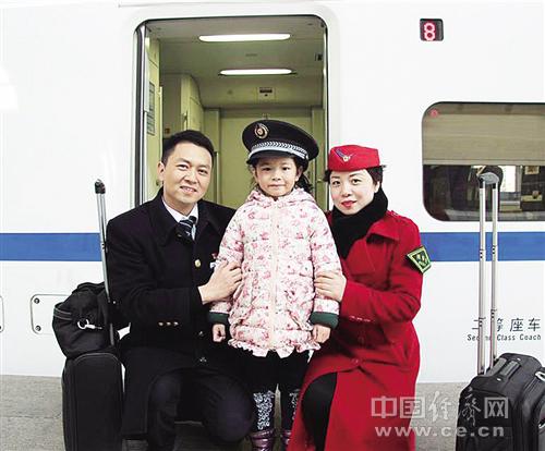 陳剛（左）、肖三英以及女兒陳昱彤的合照。經(jīng)濟(jì)日?qǐng)?bào)-中國(guó)經(jīng)濟(jì)網(wǎng)記者 王軼辰攝
