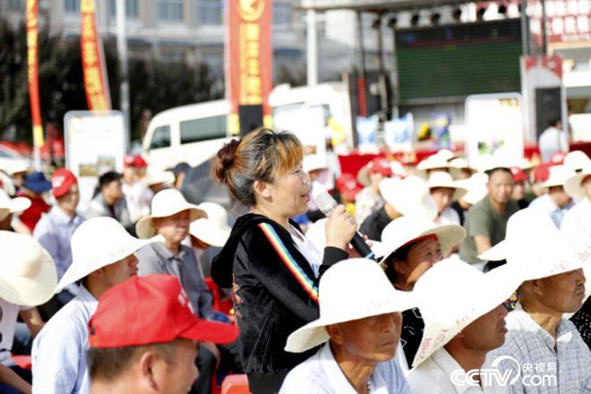 活動(dòng)現(xiàn)場，農(nóng)民搶答問題