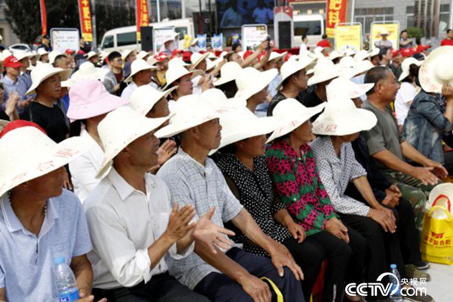活動(dòng)現(xiàn)場，農(nóng)戶們聽講很認(rèn)真