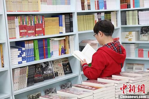 5月9日，一女子在哈爾濱市某書店選購(gòu)圖書。從5月1日至5月4日，全國(guó)32家紙廠宣布漲價(jià)，各紙種漲價(jià)幅度為每噸100元至300元不等。對(duì)此，出版行業(yè)業(yè)內(nèi)人士表示“因?yàn)榧垙垉r(jià)格上漲，直接造成了出版成本的明顯增加，出版行業(yè)只能被迫對(duì)圖書定價(jià)進(jìn)行調(diào)整。”
<a target='_blank' >中新社</a>記者 于琨 攝