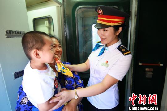 圖為列車員為旅客提供服務(wù)。(中國鐵路哈爾濱局集團有限公司提供)