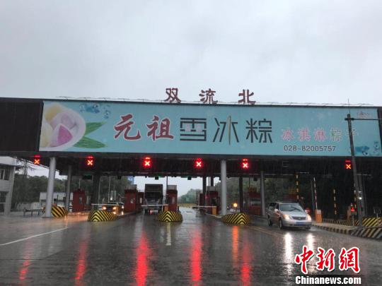 網(wǎng)傳車輛被淹的收費(fèi)站現(xiàn)狀?！＄娦?攝