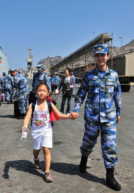 2015年3月，也門，海軍女戰(zhàn)士牽著一名小女孩的手準(zhǔn)備登上軍艦。