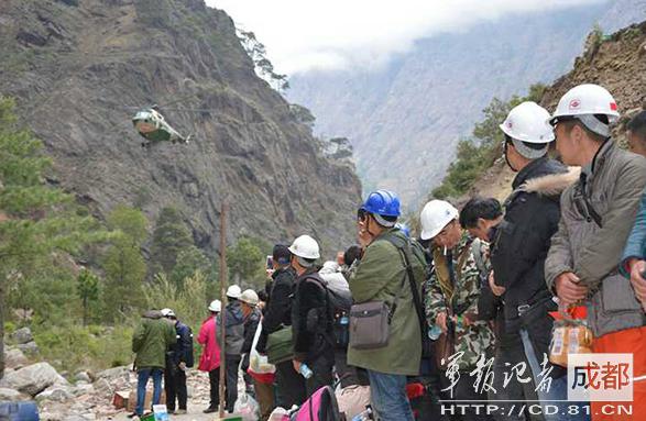 2015年4月，因地震被困尼泊爾的中國(guó)公民準(zhǔn)備登機(jī)