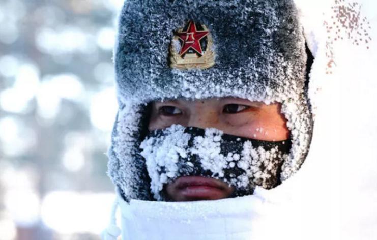 2018年2月5日，駐守在漠河縣北極村的北部戰(zhàn)區(qū)陸軍某部官兵在執(zhí)勤（來源：新華社）