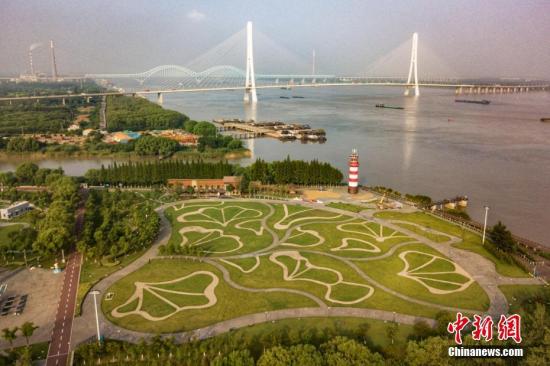 8月9日，航拍南京魚嘴濕地公園，旁邊就是南京第三長江大橋。 <a target='_blank' >中新社</a>記者 泱波 攝