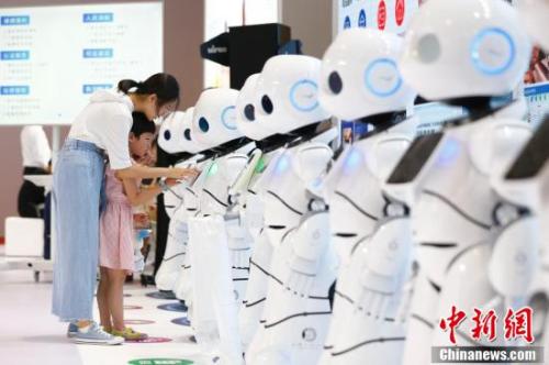圖為8月15日，2018世界機器人大會在北京亦創(chuàng)國際會展中心揭幕，160余家中外機器人領軍企業(yè)帶來的前沿產(chǎn)品集體亮相，讓觀眾直接感受科技改變生活。<a target='_blank' >中新社</a>記者 富田 攝