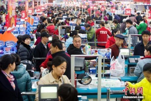 資料圖：民眾購買生活用品。張云 攝