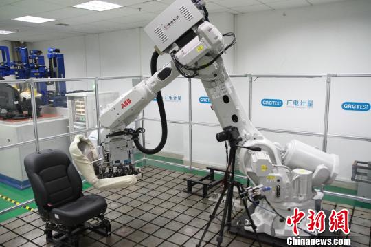 機器人測試桌椅?！”R育辛 攝