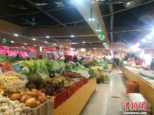 資料圖：圖為北京一家菜市場內(nèi)景。 謝藝觀 攝