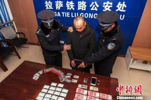 資料圖：一犯罪嫌疑人對(duì)拉薩鐵路警方查獲的火車票進(jìn)行指認(rèn)?！『鷤黯?攝