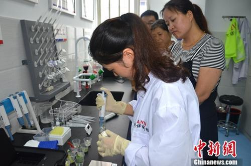 資料圖：工作人員根據(jù)消費者要求現(xiàn)場檢驗，共筑食品安全。<a target='_blank' ><p  align=