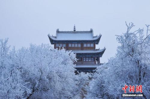資料圖：小寒時節(jié)，甘肅嘉峪關(guān)市迎來了一場大雪。師永紅 攝