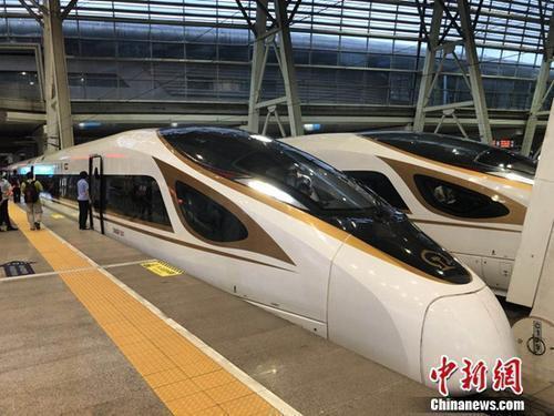 資料圖：復(fù)興號(hào)動(dòng)車組在京津城際鐵路按照時(shí)速350時(shí)速達(dá)速運(yùn)行。冷昊陽(yáng) 攝