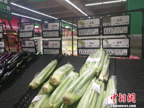 圖為超市里的蔬菜攤。正值晚間，一些菜已被人們買空。 謝藝觀 攝