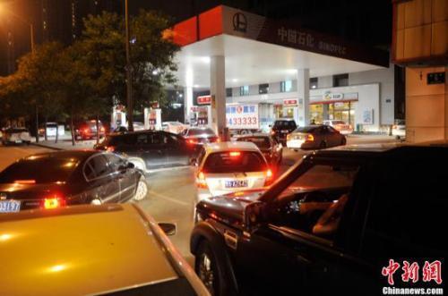 資料圖：山西太原一加油站內(nèi)，私家車主排隊(duì)加油。<a target='_blank' ><p  align=
