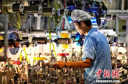 圖為江蘇鹽城一家企業(yè)內(nèi)的生產(chǎn)景象。<a target='_blank' ><p  align=