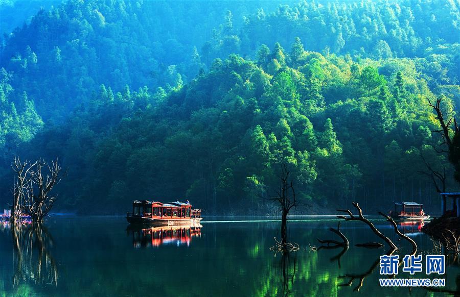 （兩會(huì)前夕看落實(shí)·圖文互動(dòng)）（6）奮力脫貧攻堅(jiān) 生態(tài)追“清”逐“綠”——江西落實(shí)習(xí)近平總書(shū)記全國(guó)兩會(huì)重要講話(huà)精神紀(jì)實(shí)