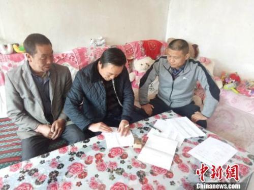 資料圖：圖為扶貧隊(duì)伍進(jìn)貧困戶里，給貧困戶宣講政策?！＄娦?攝
