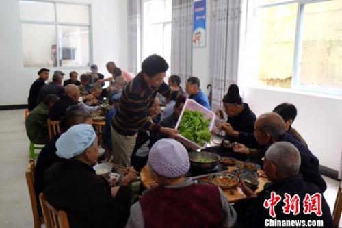 資料圖：社會福利中心吃飯的老人們。徐學練 攝。