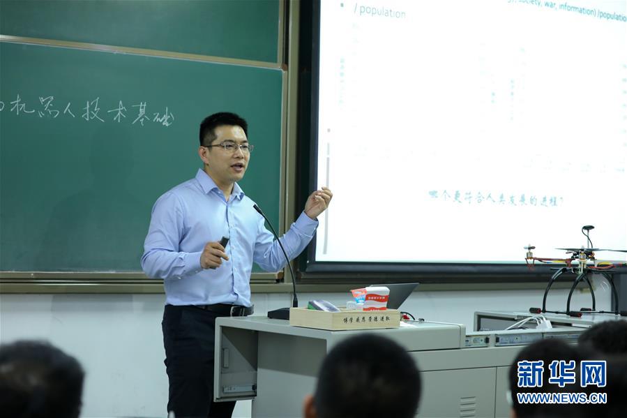（圖文互動）（1）心懷藍(lán)天　逐夢云霄——記天津大學(xué)教授、一飛智控創(chuàng)始人齊俊桐