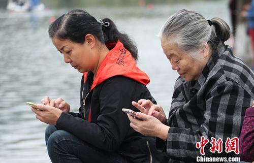 圖為中國中老年女性使用智能手機上網(wǎng)。(資料圖) 劉占昆 攝