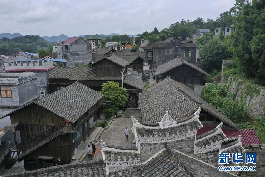 （壯麗70年·奮斗新時(shí)代——記者再走長(zhǎng)征路·圖文互動(dòng)）（3）手捧棉被憶紅軍：走了那么多年，我們都念他們的好