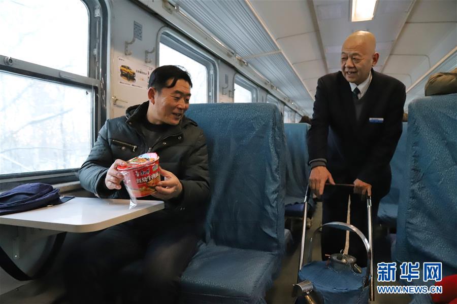 （新春走基層·圖文互動(dòng)）（1）小康路上，與“小慢車”同行——長(zhǎng)白山區(qū)綠皮火車二三事