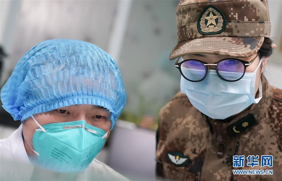 （新華全媒頭條·圖文互動）（4）黨旗，高高飄揚(yáng)在防控疫情斗爭第一線——各級黨組織和廣大黨員干部投身疫情防控阻擊戰(zhàn)紀(jì)實(shí)