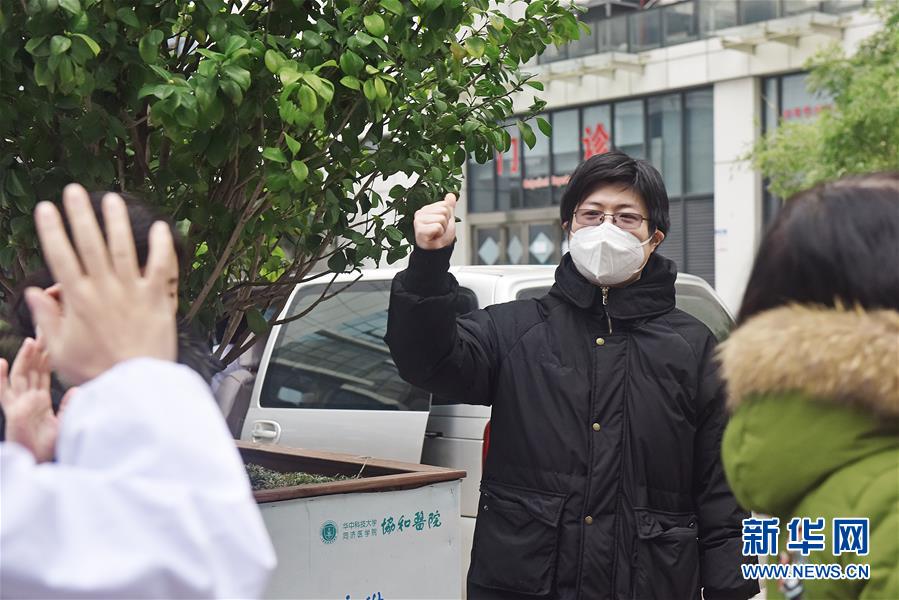 （新華全媒頭條·圖文互動）（2）戰(zhàn)紅區(qū)！——發(fā)生在武漢抗疫隔離病房內(nèi)的故事