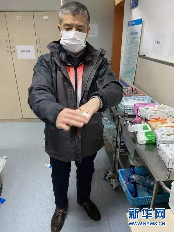 （新華全媒頭條·圖文互動）（3）戰(zhàn)紅區(qū)！——發(fā)生在武漢抗疫隔離病房內(nèi)的故事