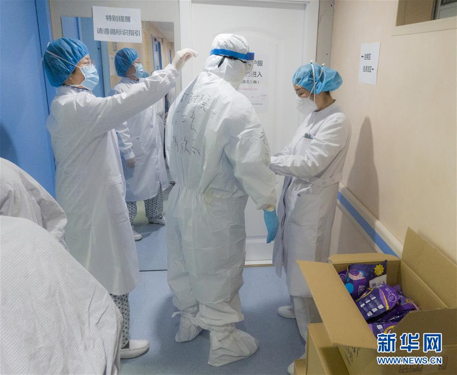 （新華全媒頭條·圖文互動）（4）“與國家同舟，與人民共濟”——新冠肺炎重癥救治同濟醫(yī)院戰(zhàn)“疫”直擊