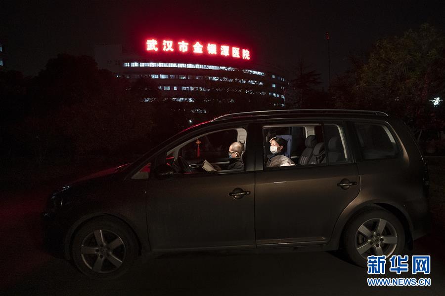（一線抗疫群英譜·圖文互動(dòng)）（1）特寫(xiě)：為節(jié)省10分鐘，這對(duì)醫(yī)護(hù)夫妻“以車為家”