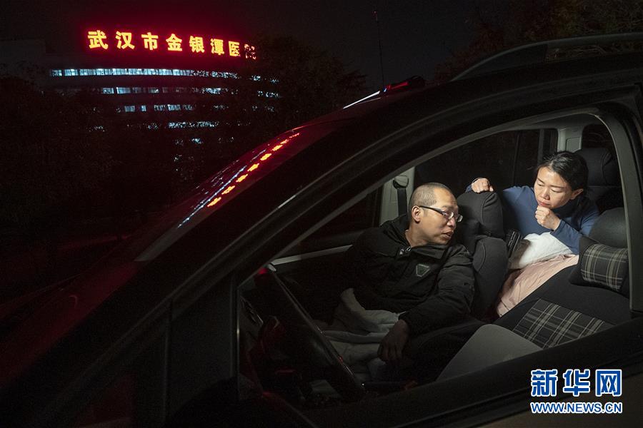 （一線抗疫群英譜·圖文互動(dòng)）（3）特寫(xiě)：為節(jié)省10分鐘，這對(duì)醫(yī)護(hù)夫妻“以車為家”
