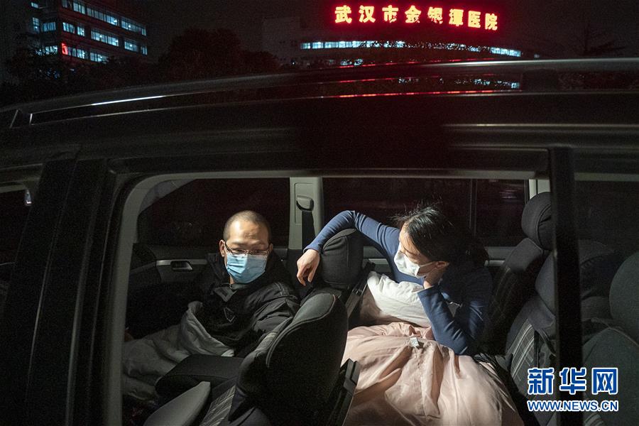 （一線抗疫群英譜·圖文互動(dòng)）（4）特寫(xiě)：為節(jié)省10分鐘，這對(duì)醫(yī)護(hù)夫妻“以車為家”
