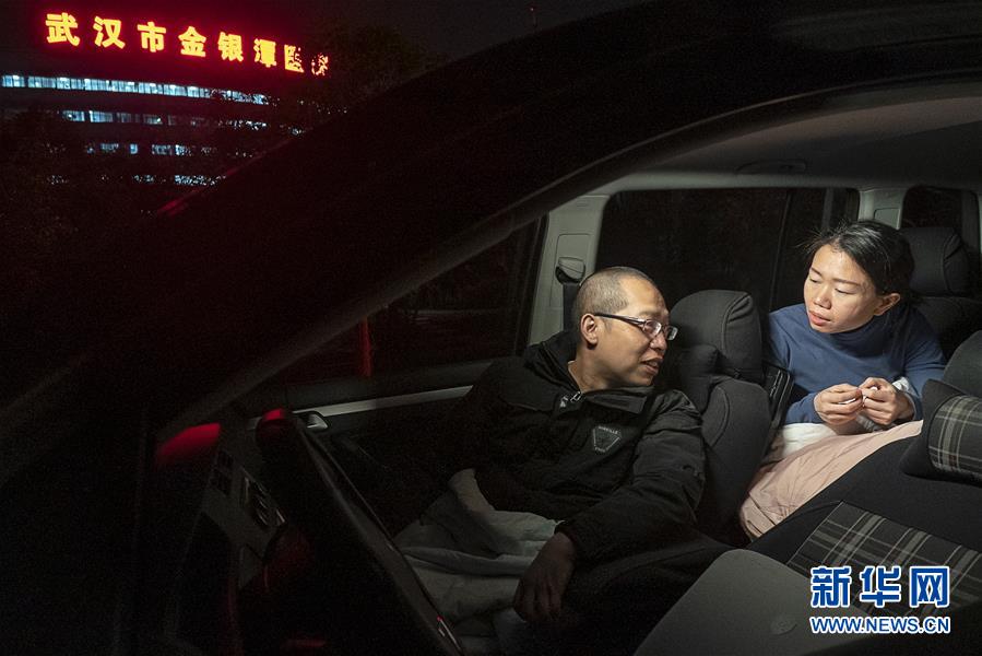 （一線抗疫群英譜·圖文互動(dòng)）（6）特寫(xiě)：為節(jié)省10分鐘，這對(duì)醫(yī)護(hù)夫妻“以車為家”