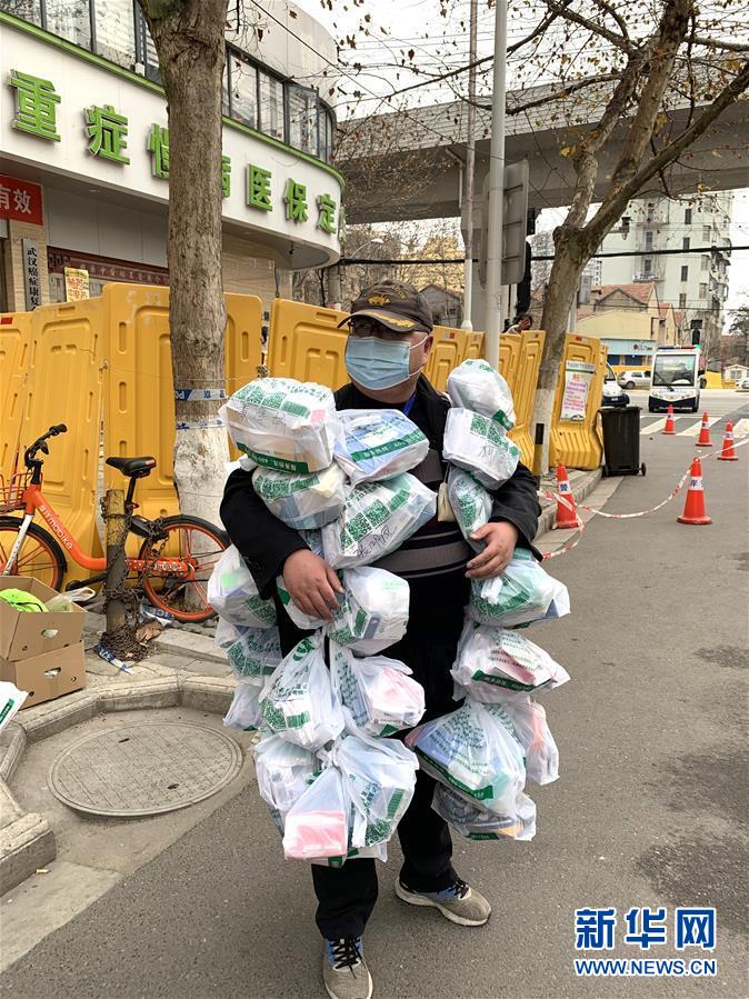 （新華全媒頭條·圖文互動(dòng)）（1）守望相助，堅(jiān)忍不拔——致敬武漢戰(zhàn)“疫”中千千萬萬個(gè)平凡英雄