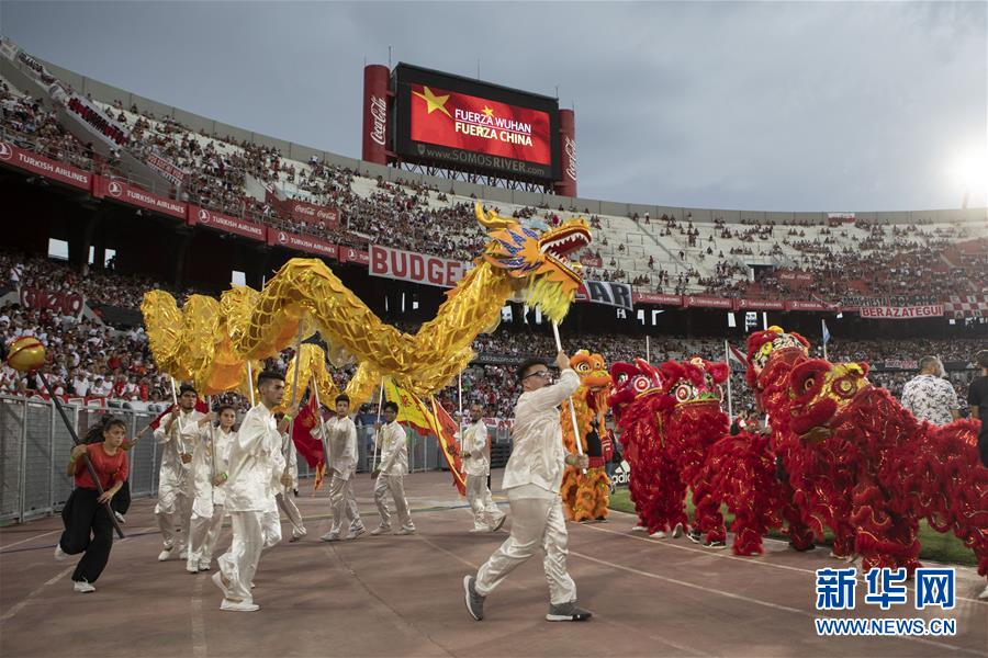 （新華全媒頭條·圖文互動(dòng)）（7）聽(tīng)，人類(lèi)命運(yùn)共同體的大合唱——中國(guó)同國(guó)際社會(huì)攜手抗擊新冠肺炎疫情述評(píng)